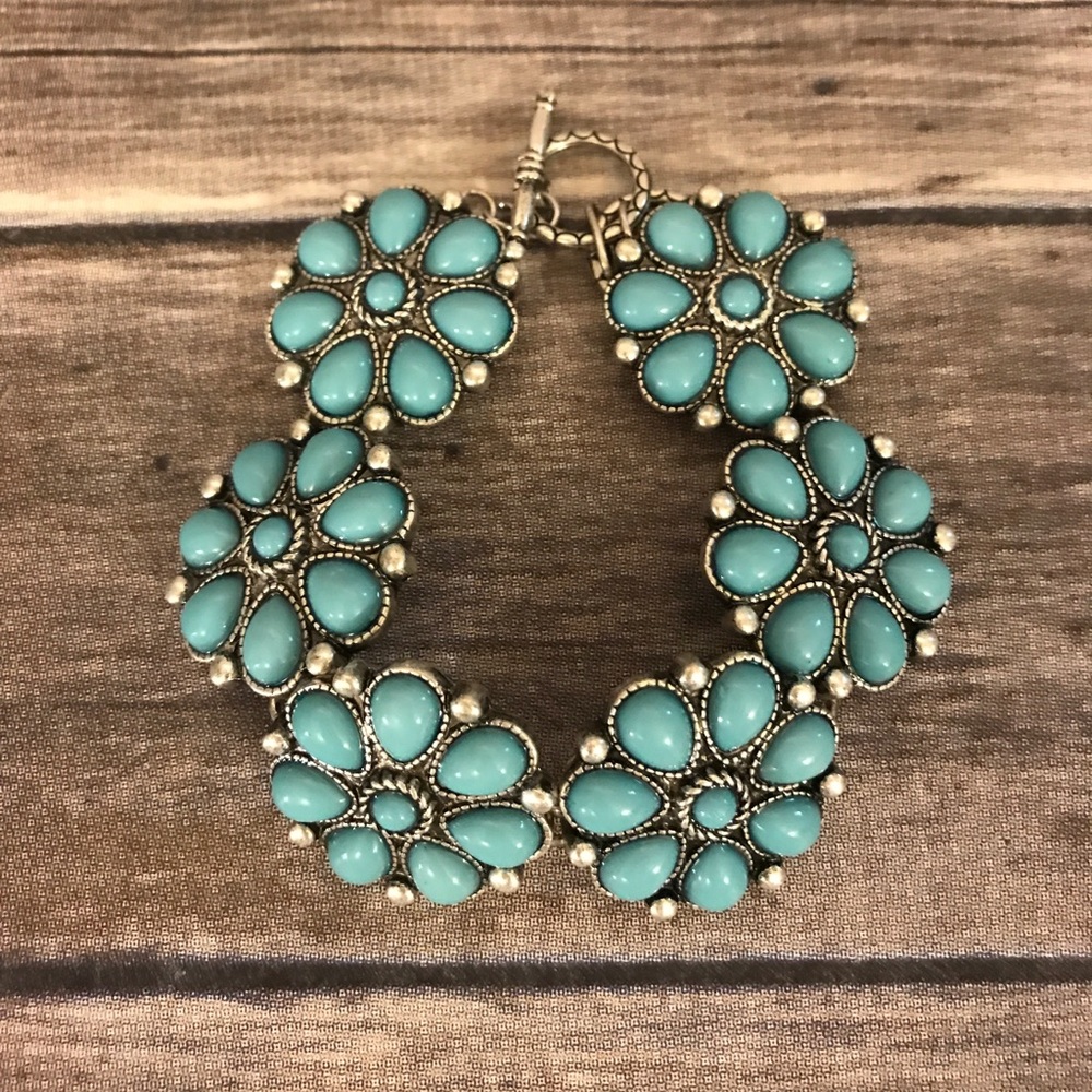 Turquoise teardrop bead floral bracelet